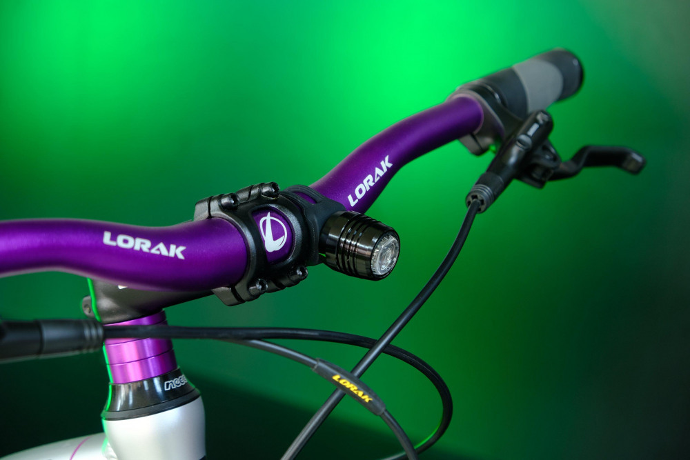 Сигнал белый передний с USB зарядкой X-183W, код 41663